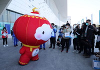 3月8日，北京2022年冬残奥会吉祥物“雪容融”出现在主媒体中心。