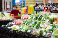 2022年1月12日，顾客在南京一家超市内选购蔬菜。新华社发（苏阳 摄）