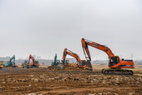 3月13日，工程機械在吉林市高新南區隔離方艙現場施工。
