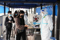 3月14日，旅客在南京火车站接受查验。