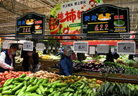 3月14日，市民在青島市市南區一商超選購蔬菜。