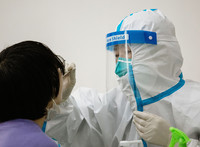 3月14日，香花橋街道社區衛生服務中心的醫務人員在為某高校的學生進行核酸采樣。新華社發（沈逸清 攝）