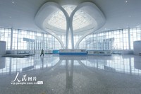2022年3月15日，工人從杭州蕭山國際機場T4航站樓出發大廳走過。