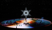 3月13日晚，北京2022年冬残奥会闭幕式在北京国家体育场举行。马奕菲身着粉色礼服、站在“唱片”中间演奏小提琴。新华社记者 兰红光 摄