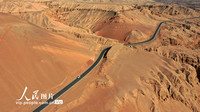 3月11日，在新疆吐鲁番市鄯善县拍摄的穿越吐峪沟大峡谷的公路。