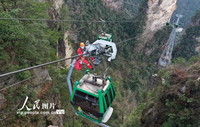 3月18日，在湖南張家界景區，黃石寨索道救援人員對“被困”游客實施救援。