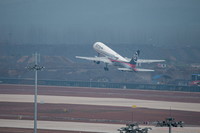 3月19日，试飞的货运飞机在鄂州花湖机场飞行。新华社记者 肖艺九 摄