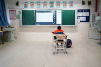 3月21日，蒲芸帆在教室内跟着“空中课堂”学习。