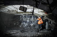 3月22日，工人在重遵扩容项目桐梓隧道内施工。