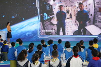 3月23日，“天宫课堂”第二课开讲，地面主课堂中国科技馆内的学生在听讲。新华社记者 郭中正 摄