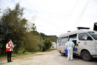 3月23日，在黃材鎮月山村，黃材中心衛生院醫務人員完成核酸采樣后準備上車。
