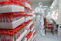 送來的標本疊放在南昌大學二附院醫學檢驗中心核酸檢測實驗室里（3月23日攝）。