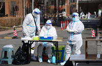 3月24日，在長春市南關區一處核酸檢測點，工作人員準備開展檢測工作。新華社記者 張建 攝