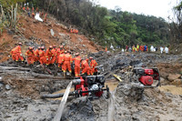 3月24日，搜救人员在事故核心现场继续进行搜索工作。新华社记者 陆波岸 摄