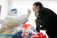 3月25日，在哈尔滨市衡山路上的一处免费核酸采样点，工作人员在为市民进行核酸采样。新华社记者 王建威 摄