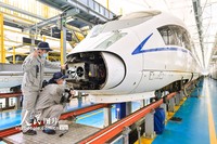 2022年3月25日，哈尔滨动车段检修库内，动车组机械师正在对动车车钩进行检查和清洁。