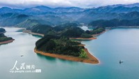 2022年3月25日，在湖南省常寧市洋泉鎮，水庫保潔員正在水面上巡庫護水，助力水質保潔。
