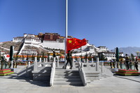 3月28日，布达拉宫广场举行升国旗仪式，庆祝西藏百万农奴解放纪念日。新华社记者 晋美多吉 摄