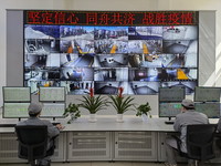 3月27日，在位于遼寧省沈陽市鐵西區的方大集團東北制藥有限公司，企業員工在原料藥生產基地201分廠中央控制室工作。新華社發
