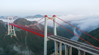 3月28日拍攝的晨霧中的貴黃高速公路陽寶山特大橋（無人機照片）。