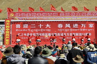 3月28日，在湘河水庫移民新村廣場，當地藝術團在慶祝搬遷暨西藏百萬農奴解放63周年活動上表演節目。