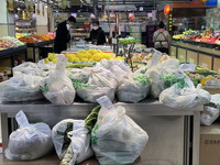 3月30日，沈陽市的一家商超內等待取走的各類蔬果外賣訂單（手機照片）。