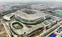 建設中的青島青春足球場（3月30日攝，無人機照片）。