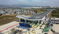 3月31日在祥云北收费站举行的云南新楚大高速公路通车仪式（无人机照片）。