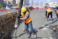 4月3日，中鐵四局工人在安徽合肥金寨路快速化改造工程施工現場作業。