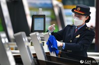 4月6日，铁路天津西站工作人员正在对验票闸机进行清洗消毒作业。