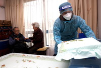 4月5日，志愿者翁耀昇（右一）帮助老人整理房间。