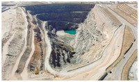生金礦業公司公忽洞鐵礦深達97米的越界采坑（3月27日無人機照片）。新華社記者 恩浩攝