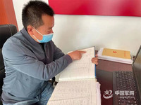 山东省成武县退役军人事务局工作人员查阅该县革命烈士名录，核实烈士信息，为烈士寻亲。