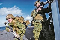 北约部队士兵参加“寒冷反应-2022”演习。