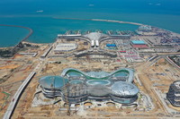 4月10日拍摄的海口国际免税城项目施工现场（无人机照片）。