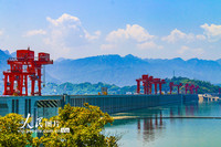 2022年4月10日，三峡大坝横卧长江，与附近的山水融为一体，构成一幅山水画。