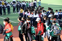 4月11日，青島樺川路小學學生放學后準備離校。