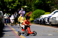 4月12日，在上海松江区洞泾镇被列入防范区的一个小区内，一名孩子在骑车玩耍。