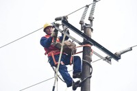 国网川电员工抢修受损电力线路。国网四川供图