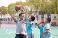 2022年4月12日，浙江省湖州市德清縣新安鎮勾里中心學校，學生在與老師進行籃球比賽。