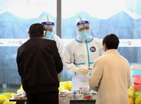 4月11日，世博展覽中心方艙醫院的醫務人員回答患者咨詢。