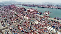4月13日，在山東港口青島港前灣集裝箱碼頭，數艘貨輪靠港作業。