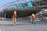 4月13日，在烏魯木齊機場改擴建項目施工現場，施工人員進行鋼筋綁扎工作。