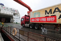 4月12日，裝有馳援上海物資的車輛在大連港裝船起運。