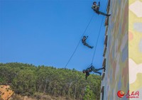武警特戰隊員開展攀登訓練。