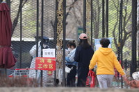 4月13日，在沈陽市和平區一小區，物業工作人員對市民進出小區查驗健康碼。新華社記者 楊青 攝