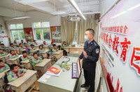 民警向学生宣传禁毒相关知识。王正摄