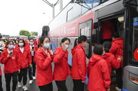 4月14日，重慶市援滬醫療隊隊員乘坐大巴前往江北國際機場。