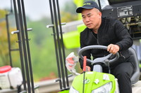 4月14日，在湖南省湘潭市雨湖區鶴嶺鎮，參賽選手在練習農機的使用。
