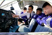 2020年12月17日,河北省唐山市豐潤區綜合職業技術教育中心飛機維修專業教師在給學生上課。 新華社記者 牟宇 攝